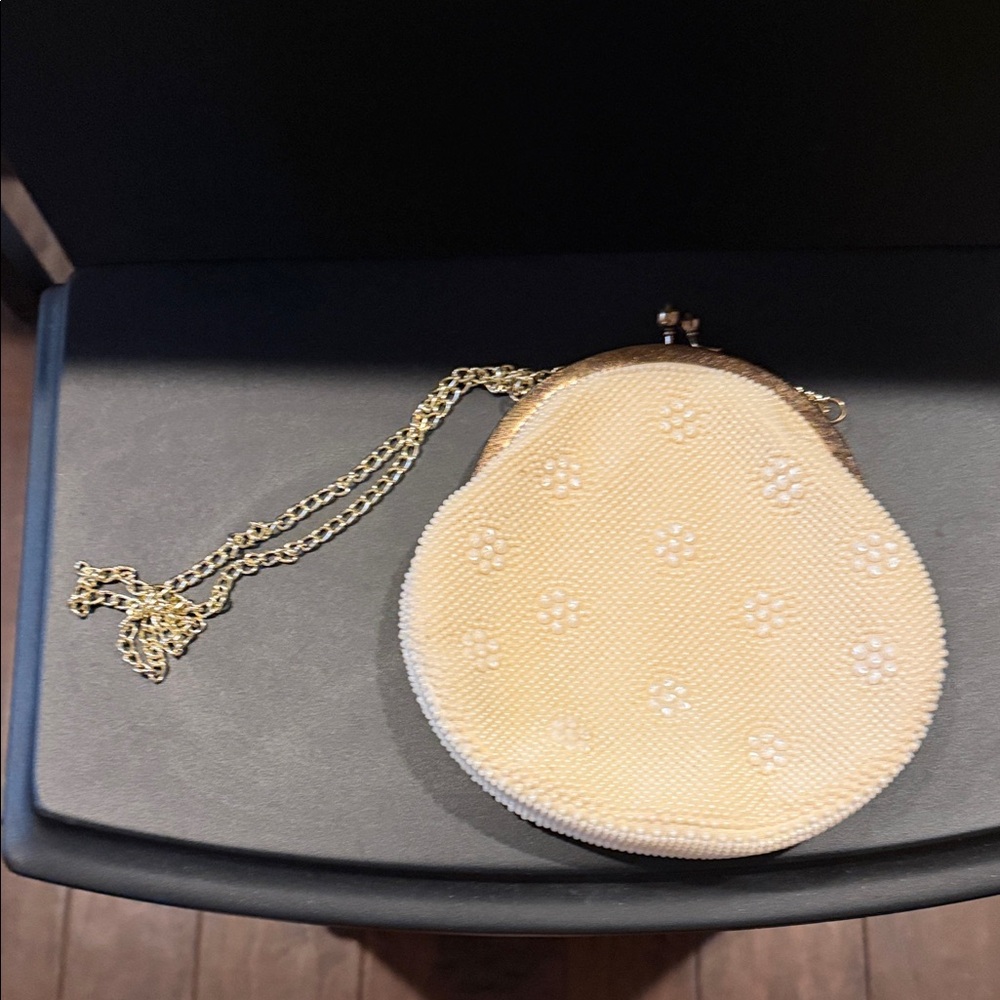 Vintage 1940’s beaded purse with gold kiss lock with chain. 7x7 drop 13 - Picture 4 of 6